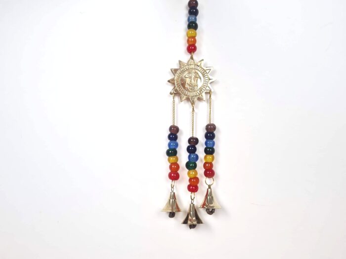 Sino dos ventos de metal com símbolo de Surya Sun e 7 chakras