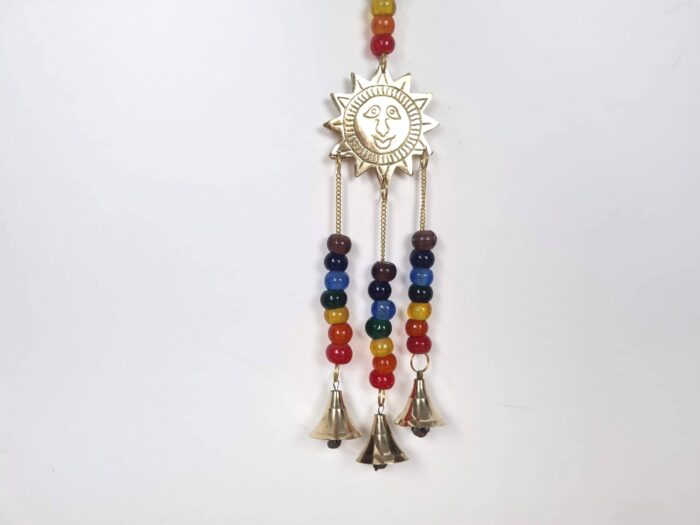 Sino dos ventos de metal com símbolo de Surya Sun e 7 chakras