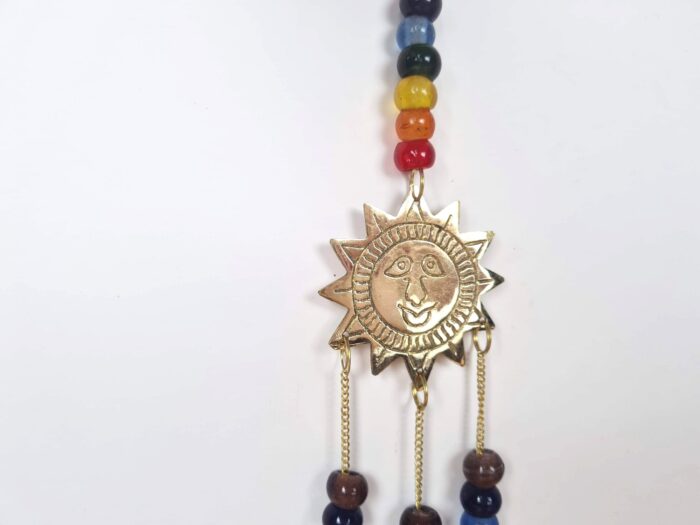 Sino dos ventos de metal com símbolo de Surya Sun e 7 chakras
