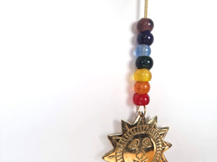Sino dos ventos de metal com símbolo de Surya Sun e 7 chakras