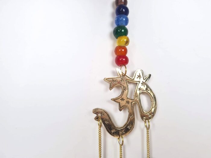 Sino dos ventos de metal com símbolo do Om e 7 chakras