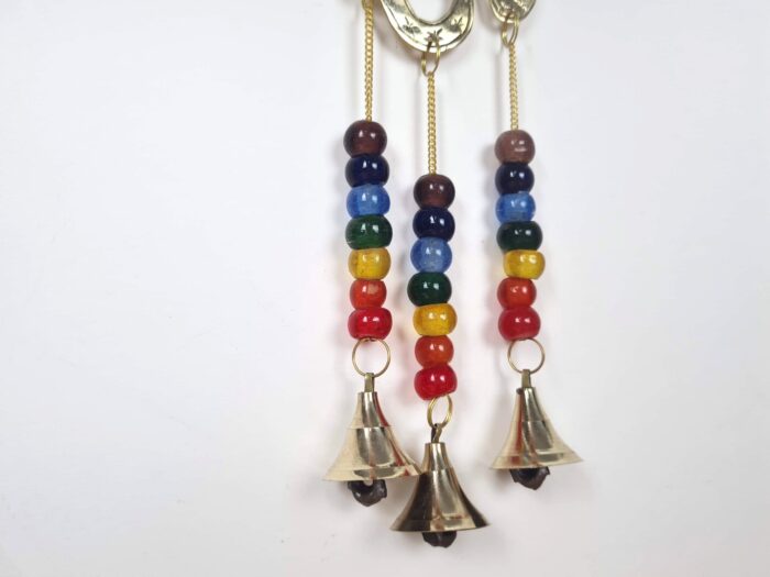 Sino dos ventos de metal com símbolo do Om e 7 chakras