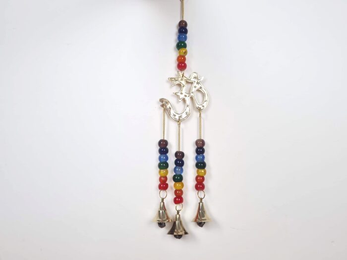 Sino dos ventos de metal com símbolo do Om e 7 chakras