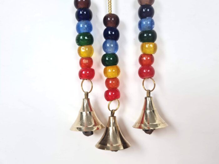 Sino dos ventos de metal com símbolo do Om e 7 chakras