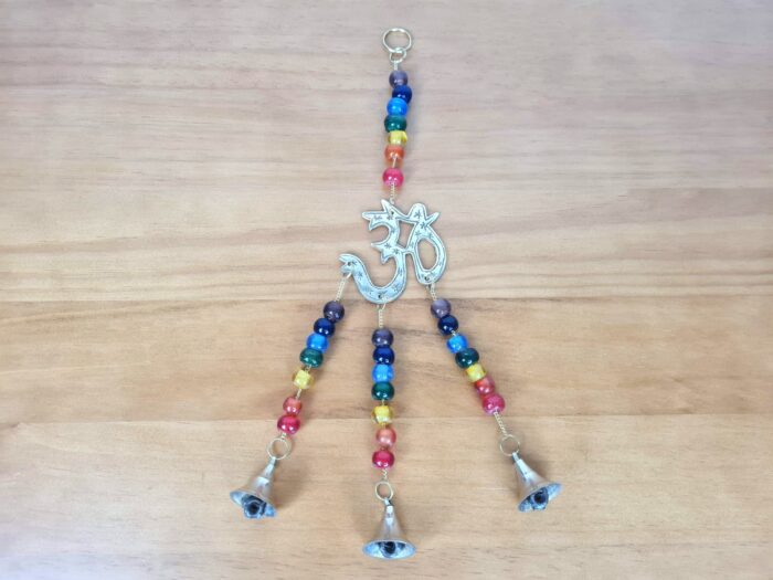 sino dos ventos ou móbile indiano, simbolo do OM e 7 chakras com sinos