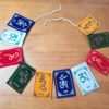 20230212_141857 bandeira tibetana 8x6cm veludo com mantra Om Mani Padme Om