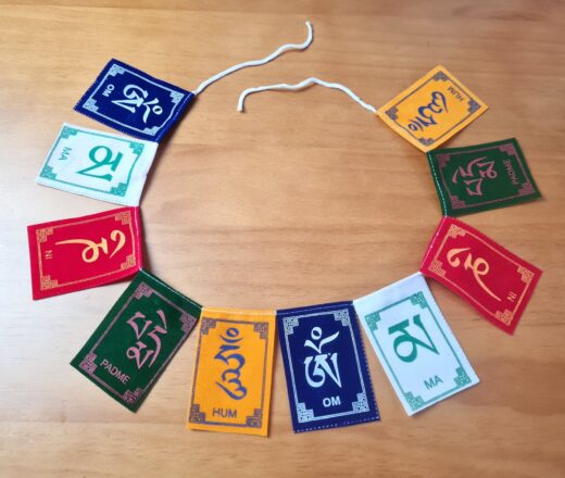 bandeira tibetana 8x6cm veludo com mantra Om Mani Padme Om