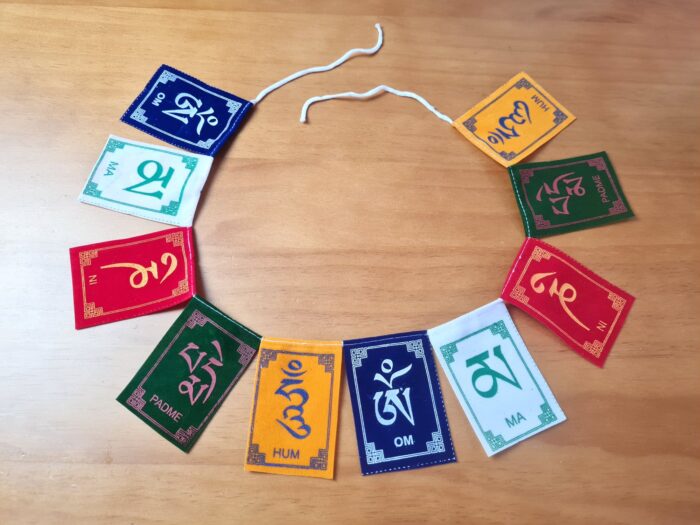 20230212_141857 bandeira tibetana 8x6cm veludo com mantra Om Mani Padme Om