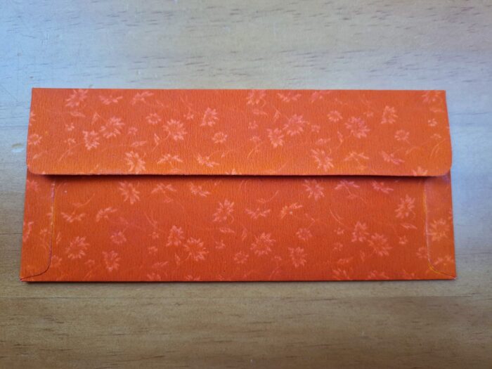20230331_210707 Envelope indiano de luxo estampa de pavão vermelho e dourado