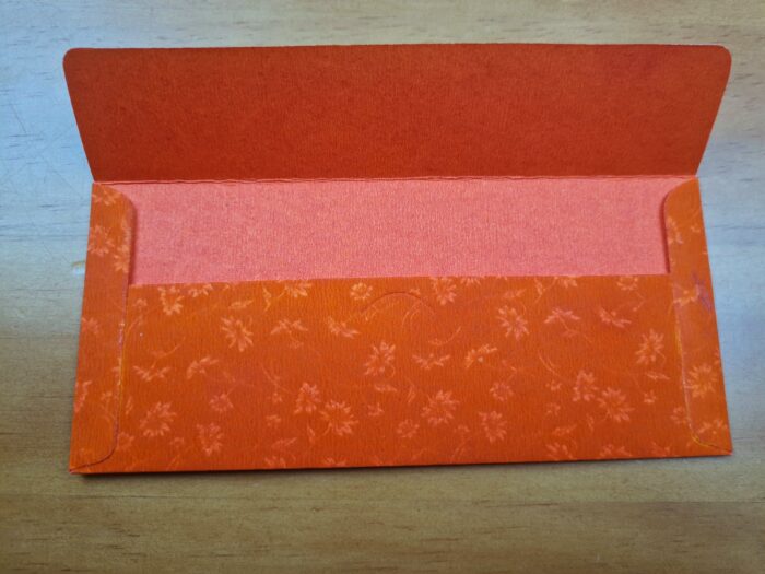 20230331_210710 Envelope indiano de luxo estampa de pavão vermelho e dourado