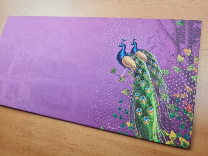 Envelope indiano de luxo estampa de pavões roxo