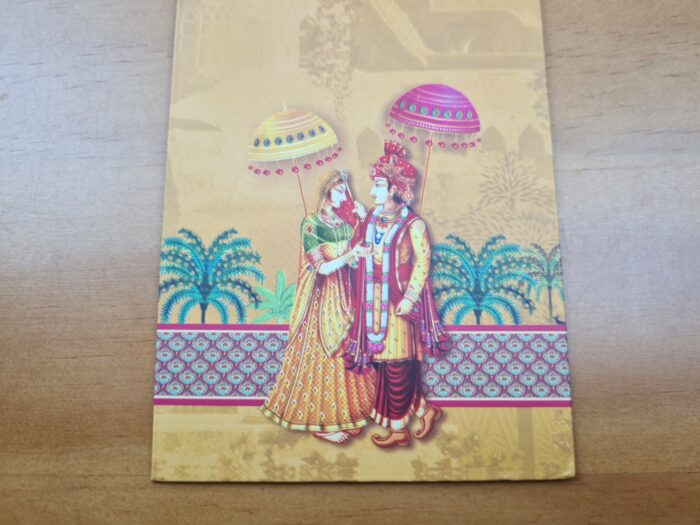 20230331_210845 Envelope indiano de luxo estampa de casal hindu amarelo