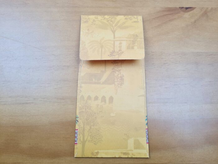 20230331_210903 Envelope indiano de luxo estampa de casal hindu amarelo