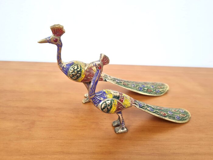 20230407_133052 Duo de estátuas de pavão em metal com pintura colorida