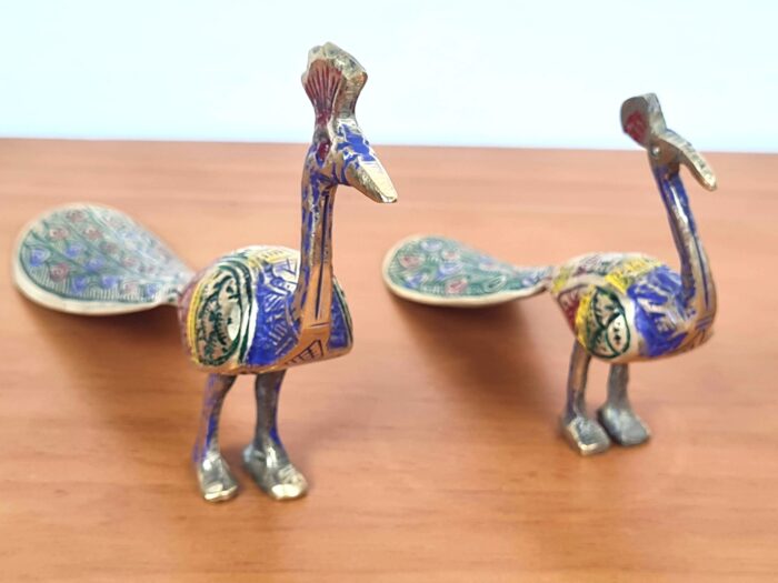 20230407_133233 Duo de estátuas de pavão em metal com pintura colorida