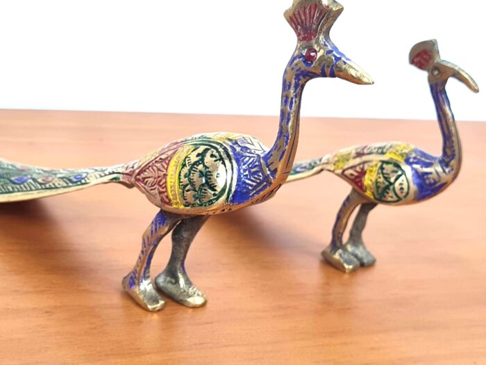 20230407_133243 Duo de estátuas de pavão em metal com pintura colorida
