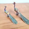 20230407_133314 Duo de estátuas de pavão em metal com pintura colorida