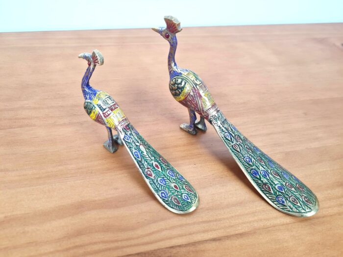 20230407_133314 Duo de estátuas de pavão em metal com pintura colorida