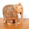 elefante decorativo indiano de madeira 15cm com elementos vazados e filhote interno
