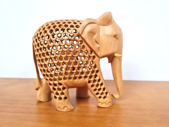 elefante decorativo indiano de madeira 15cm com elementos vazados e filhote interno