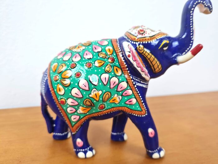 20230407_134852 Elefante de metal esmaltado com técnica cloisonné azul e verde 15cm
