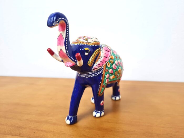 20230407_134857 Elefante de metal esmaltado com técnica cloisonné azul e verde 15cm