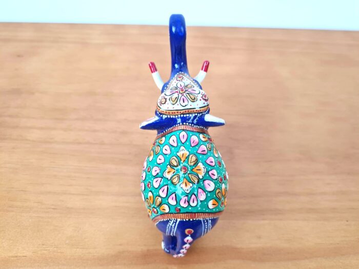 20230407_134904 Elefante de metal esmaltado com técnica cloisonné azul e verde 15cm