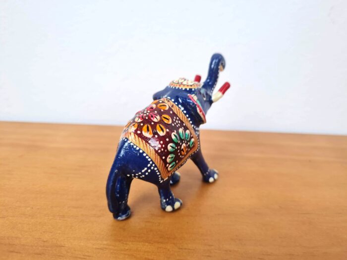 20230407_135139 Elefante de metal esmaltado azul e color com técnica cloisonné 7cm