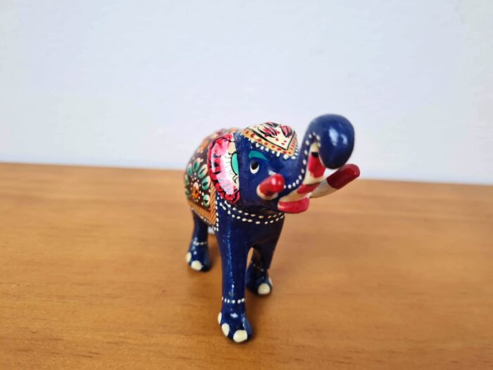20230407_135143 Elefante de metal esmaltado azul e color com técnica cloisonné 7cm