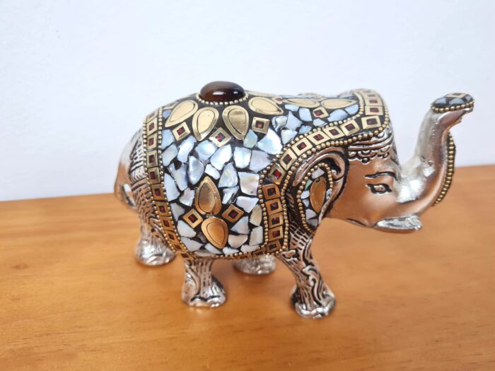 20230407_141957 Elefante indiano de metal prateado mosaico de pedras naturais 14cm