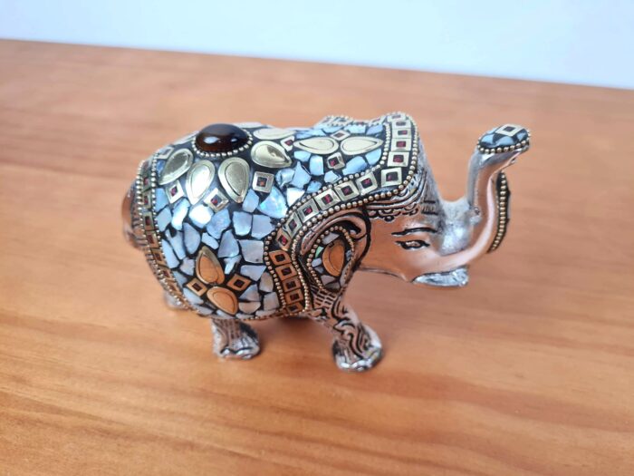 20230407_142024 Elefante indiano de metal prateado mosaico de pedras naturais 14cm