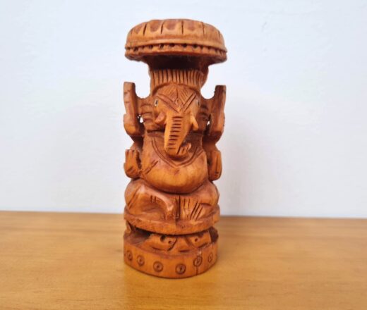 Ganesha esculpido em madeira com tratamento final de óleo deixando esse toque avermelhado 13cm