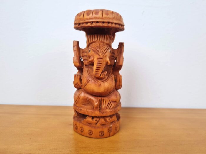 20230407_142608 Ganesha esculpido em madeira com tratamento final de óleo deixando esse toque avermelhado 13cm
