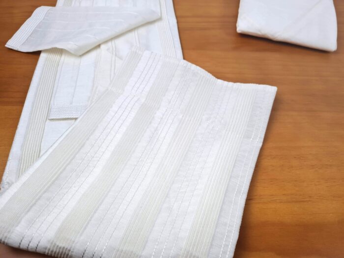 Conjunto completo de vestuário para noivo em casamentos indianos