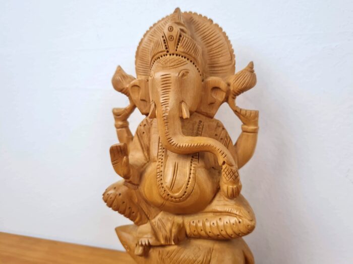 Estátua indiana de Ganesha esculpida em madeira maciça 21cm