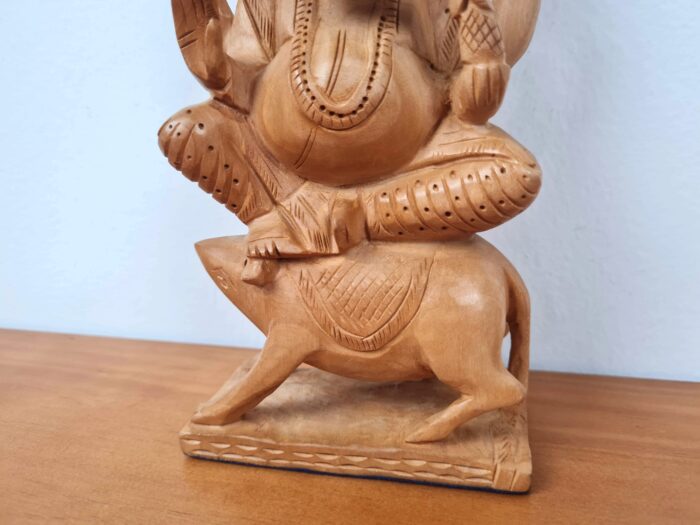 Estátua indiana de Ganesha esculpida em madeira maciça 21cm