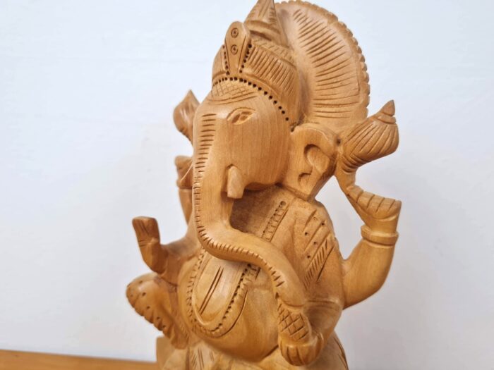 Estátua indiana de Ganesha esculpida em madeira maciça 21cm