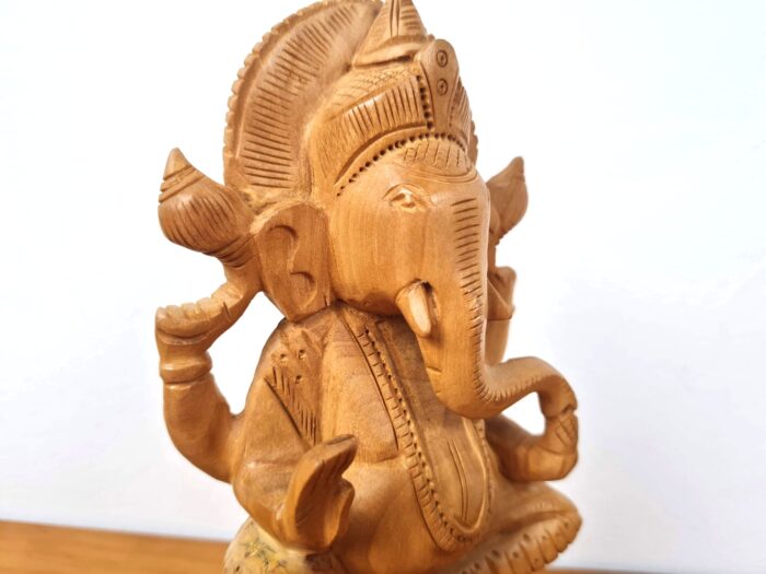 Estátua indiana de Ganesha esculpida em madeira maciça 21cm