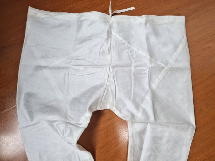 Conjunto completo de vestuário para noivo em casamentos indianos