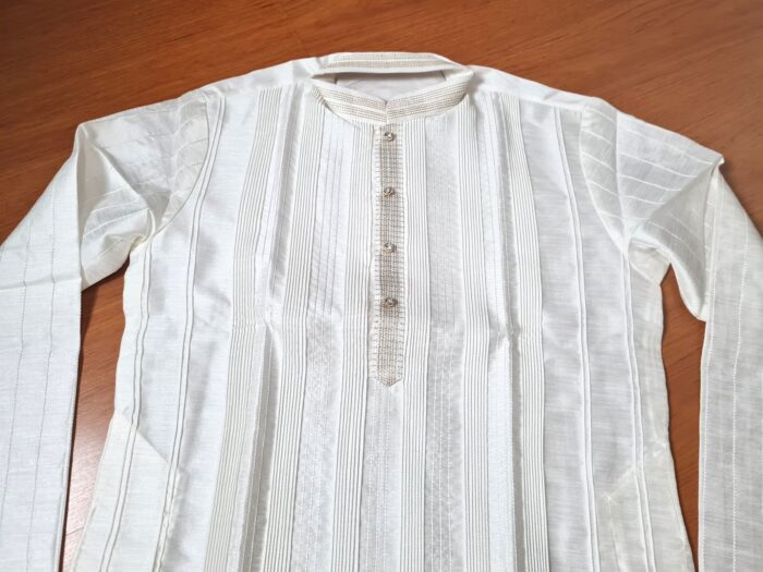 Conjunto completo de vestuário para noivo em casamentos indianos