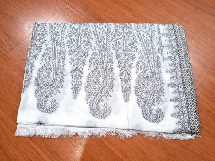 Peseira indiana bordada para decorar cama de casal branco cinza e dourado