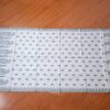 manto indiano bordado paisley branco e cinza