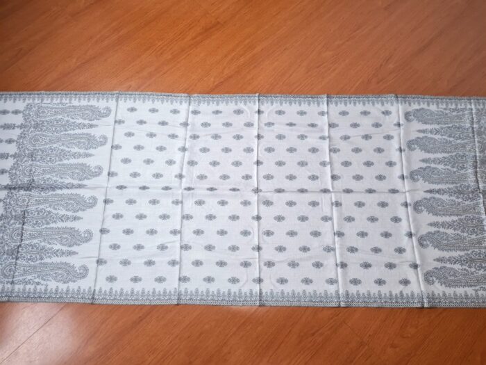 manto indiano bordado paisley branco e cinza