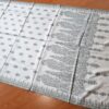 Peseira indiana bordada para decorar cama de casal branco cinza e dourado