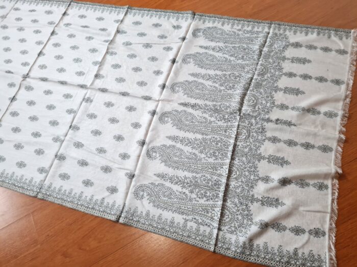 Peseira indiana bordada para decorar cama de casal branco cinza e dourado