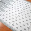 Peseira indiana bordada para decorar cama de casal branco cinza e dourado