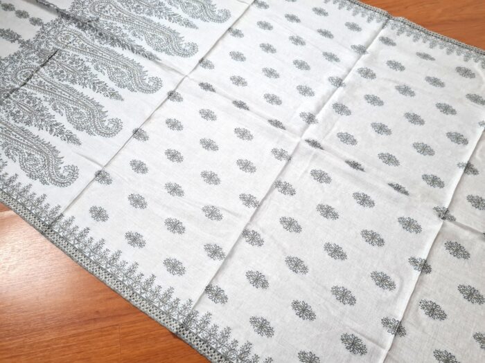 Peseira indiana bordada para decorar cama de casal branco cinza e dourado