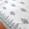 Peseira indiana bordada para decorar cama de casal branco cinza e dourado