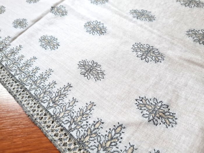 Peseira indiana bordada para decorar cama de casal branco cinza e dourado