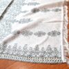 Peseira indiana bordada para decorar cama de casal branco cinza e dourado